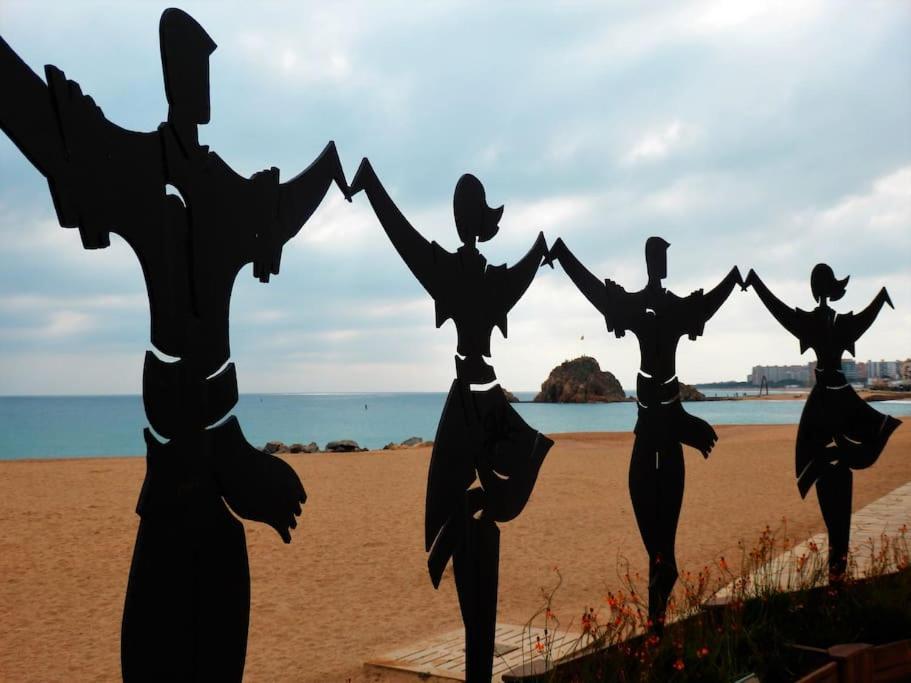 Apartamento Blanes Playa Bagian luar foto